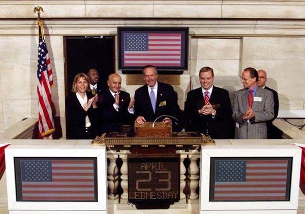 Секретарь Департамента торговли США Доналд Эванс бьёт в колокол, давая тем самым старт биржевым торгам на Нью-Йоркской бирже