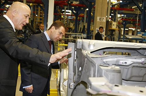 Президент России Дмитрий Медведев вместе с управляющим директором по строительству новых заводов General Motors Джоном Бертоном
