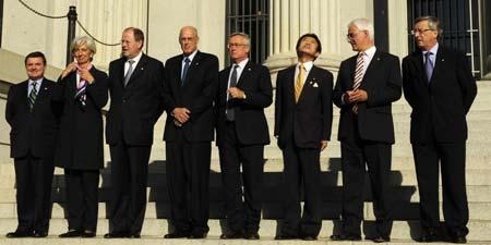 Министры финансов стран Большой семерки после встречи на лестнице департамента казначейства США 10 октября 2008 года