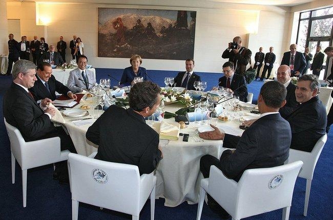 Аквилла_ Это был первый саммит G8 после начала глобального финансово-экономического кризиса, поэтому борьба с его последствиями стала ключевой темой всех дискуссий форума