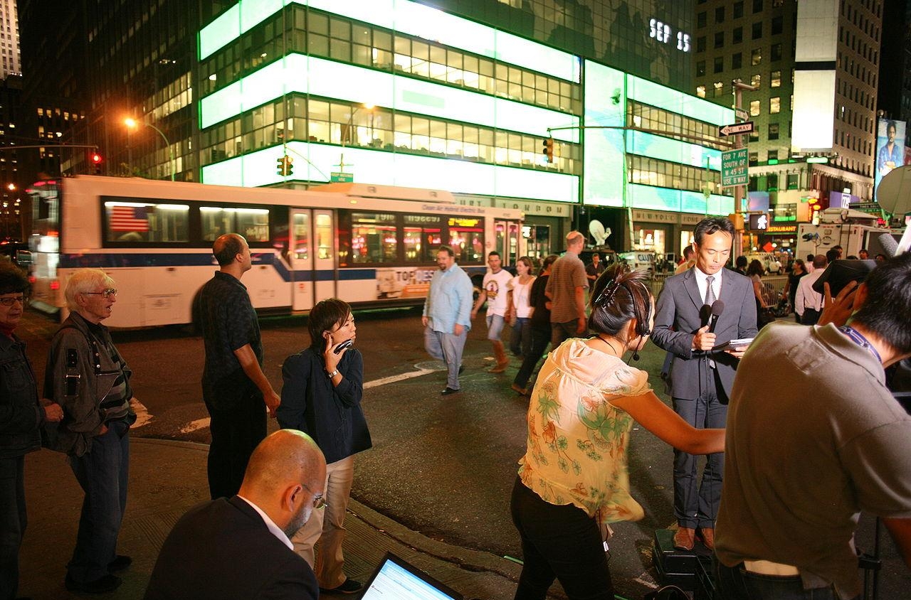 Суета около здания штаб-квартиры Lehman Brothers 15 сентября 2008 года после объявления банкротства