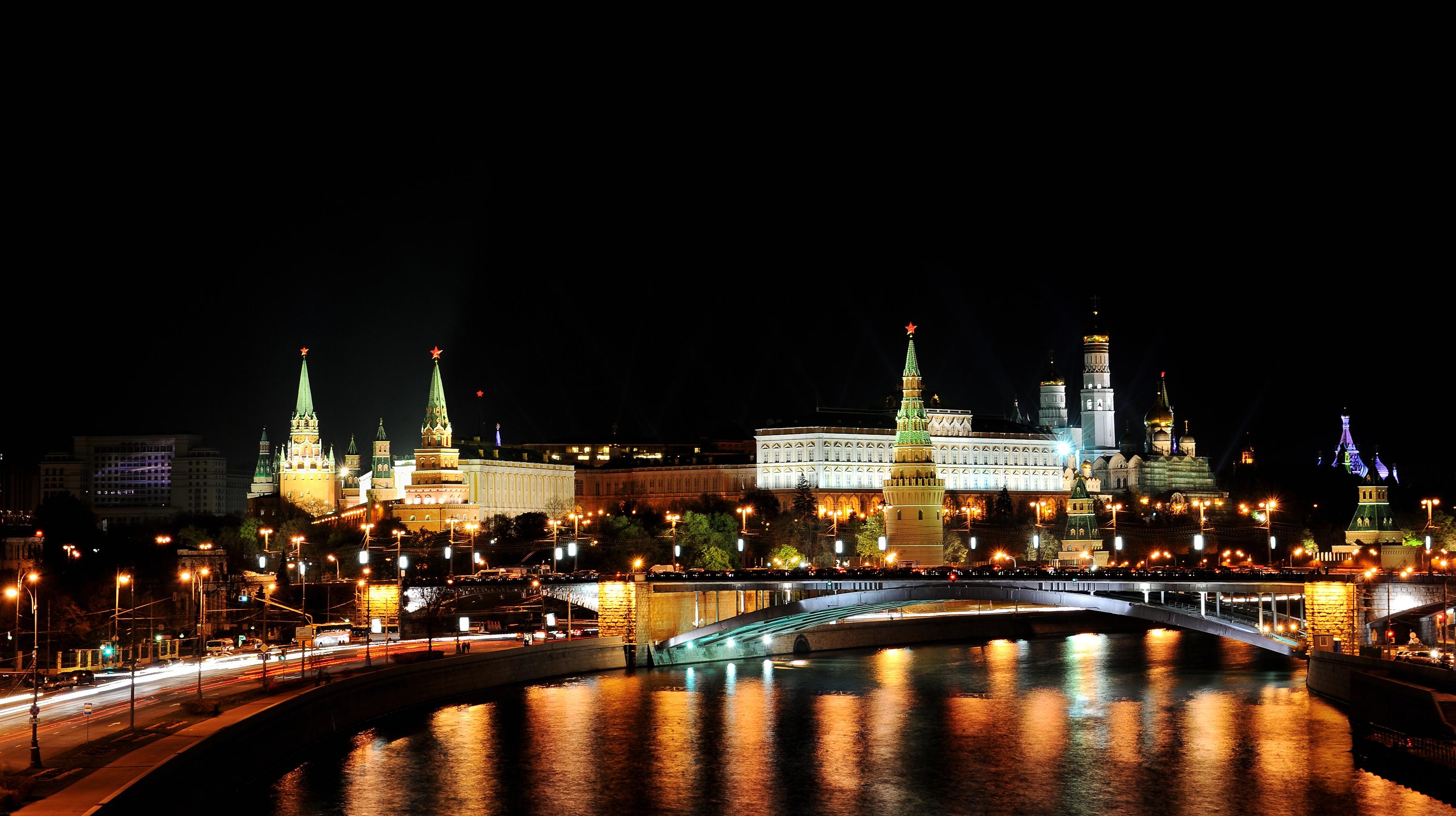 Вид на ночной Кремль со стороны реки Москвы в столице России