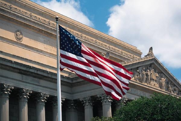 Здание федерального правительства США и флаг