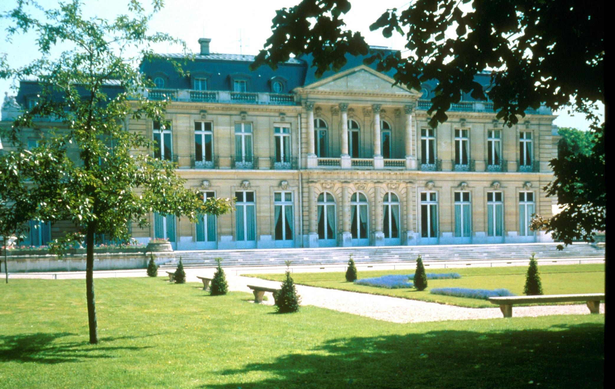 Здание штаб-квартиры Организации экономического сотрудничества и развития в Шато де ла Мюетт в Париже