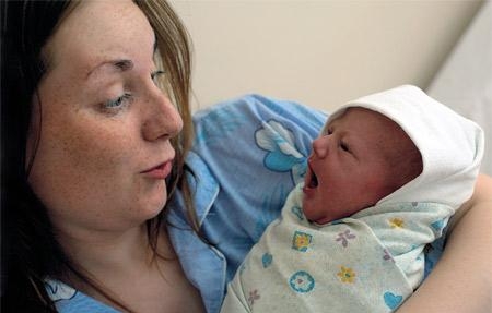 Падение рождаемости мама с ребёнком