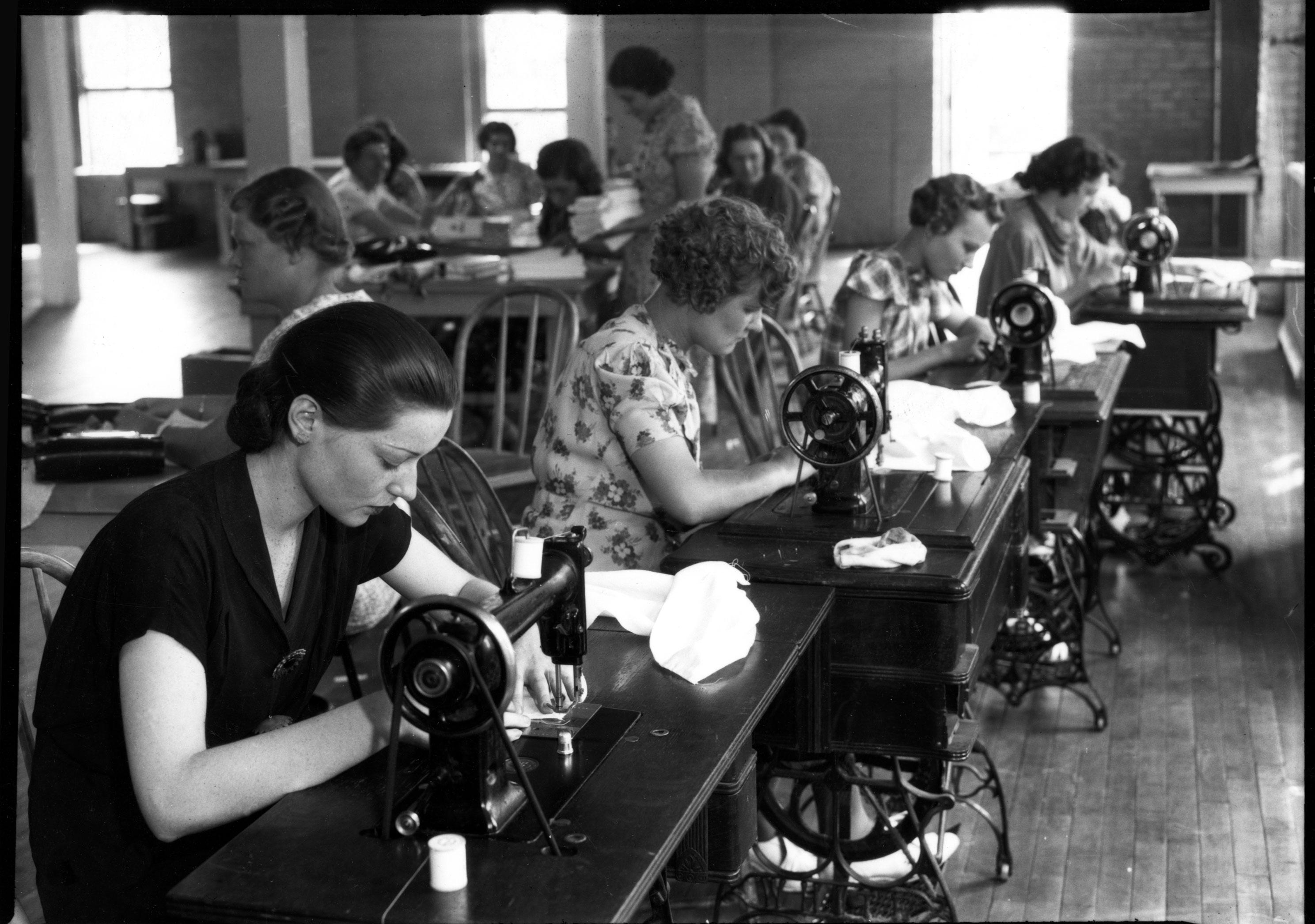 занятость женщин на швейных работах
