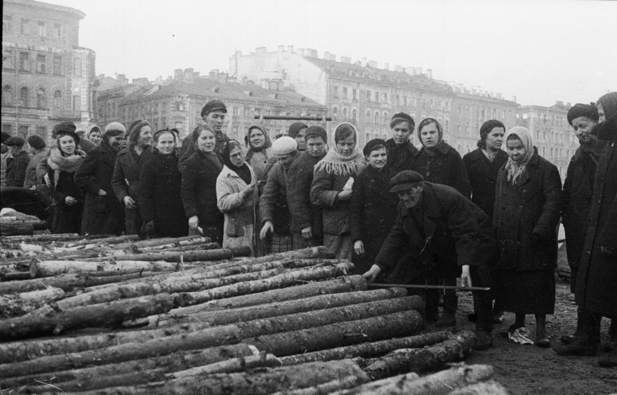 Выдача дров жителям блокадного Ленинграда
