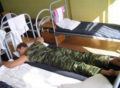 период прохождения военной службы, солдат спит