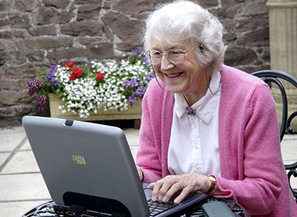 сша пенсионерка за ноутбуком
