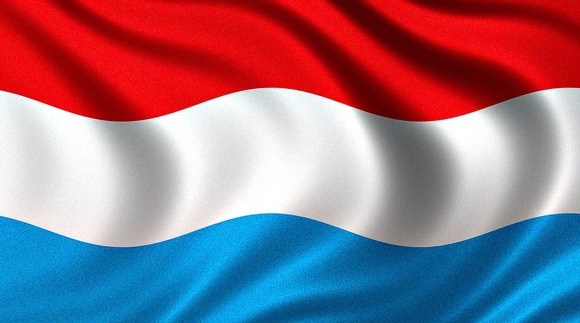 флаг люксембурга развивается