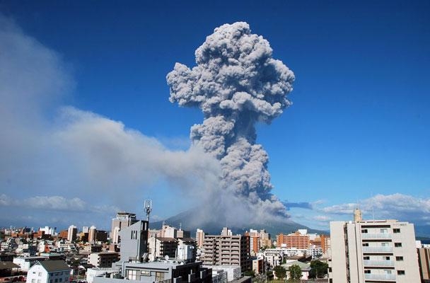 Японский город Кагосима засыпало пеплом