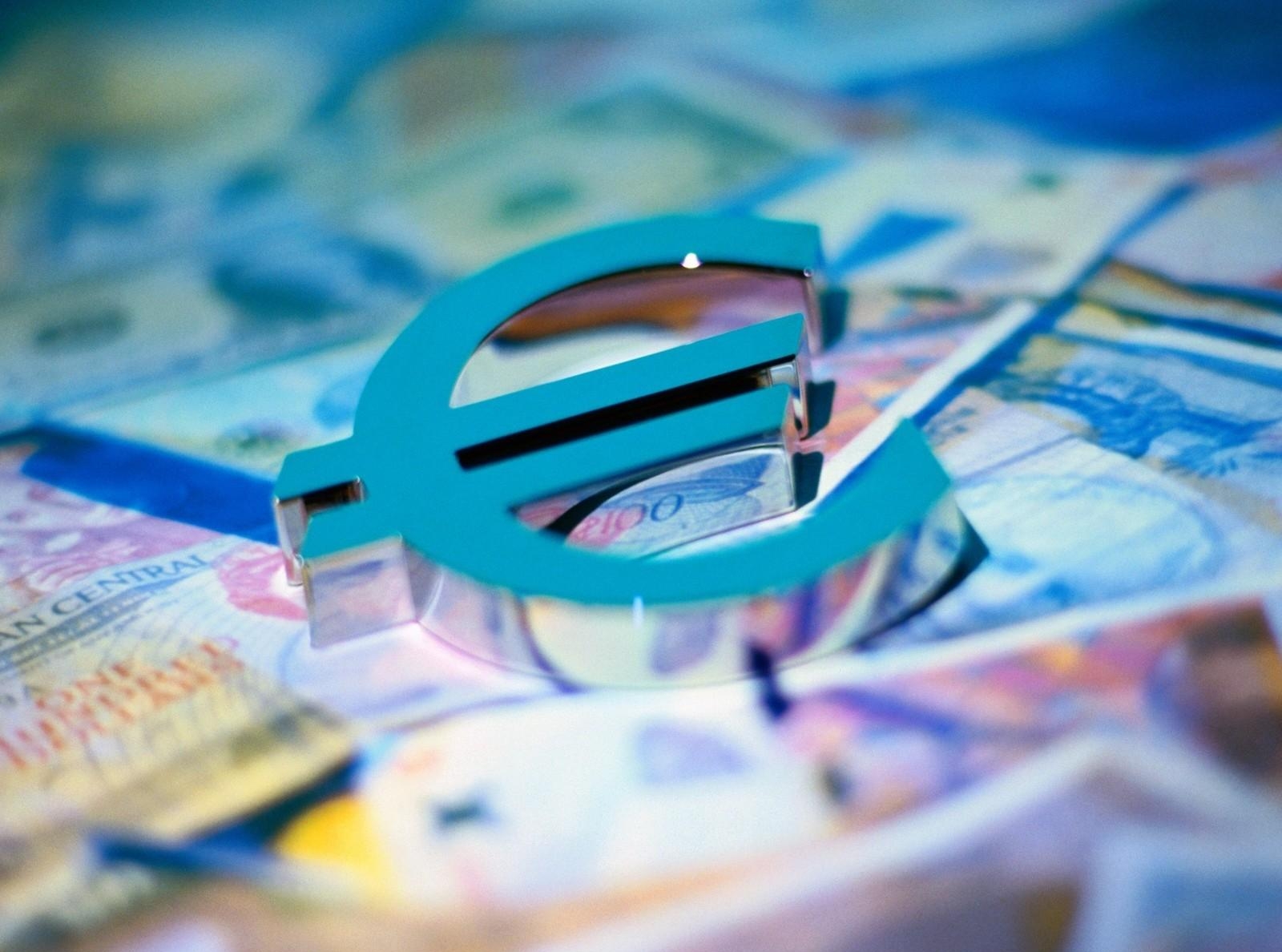 Металлический символ Евро на банкнотах