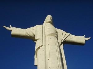16.3. Статуя Христа на горе Сан-Педро в Кочабамбе на полметра выше аналога в Бразилии