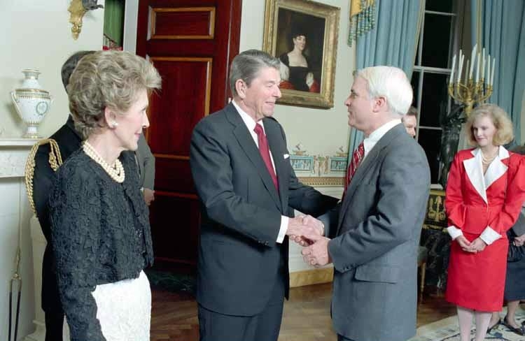 3.3 Маккейн встречается с Рейганами.1987