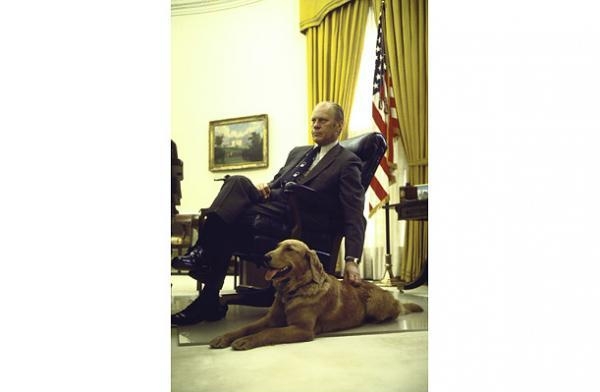 2.1. Президент</a> США Джеральд Форд (Gerald Ford) и золотой ретривер по кличке Liberty.