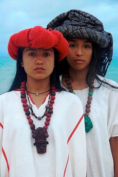7.1. Девушки майя в традиционных одеждах, парк в Шкарете