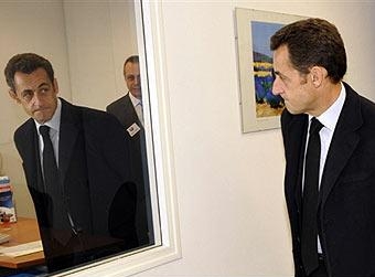 5.4 Саркози смотрит в зеркало