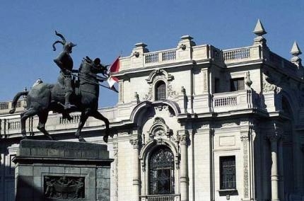 6.9 КОННАЯ СТАТУЯ испанского конкистадора Франсиско Писарро (ок. 1470–1541) на главной площади Лимы.