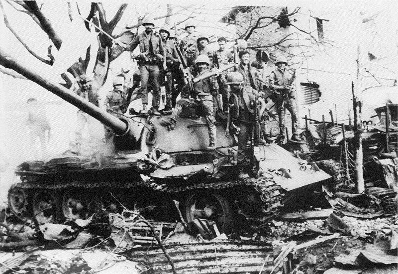 6.3. Солдаты южновьетнамской армии на подбитом танке Т-54 Армии Северного Вьетнама