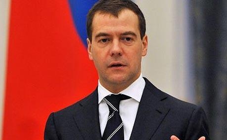 1.2 Медведев на фоне флага