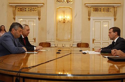 2.5 С Президентом Южной Осетии Эдуардом Кокойты (крайний слева) и Президентом Абхазии Сергеем Багапшем.