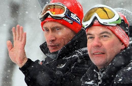 9.1 Медведев и Путин в лижных костюмах