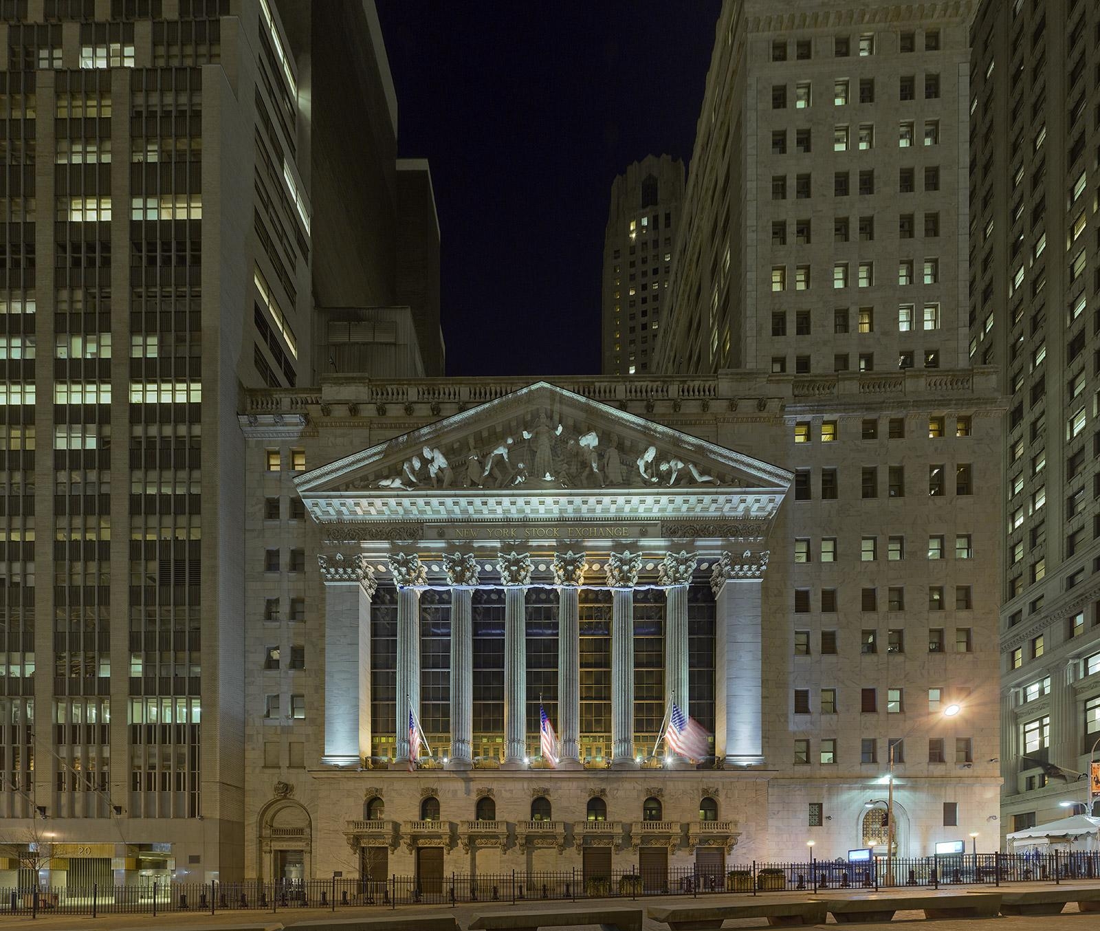 4.2. New York Stock Exchange (NYSE) - ночной вид на здание