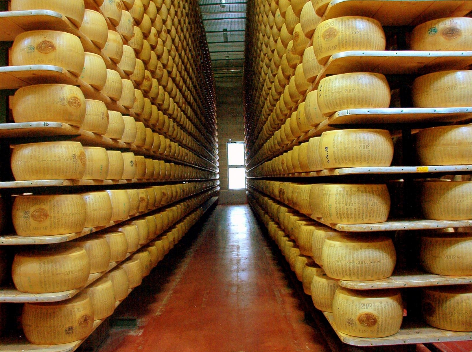61. Пармиджано Реджано сыра в современном заводе