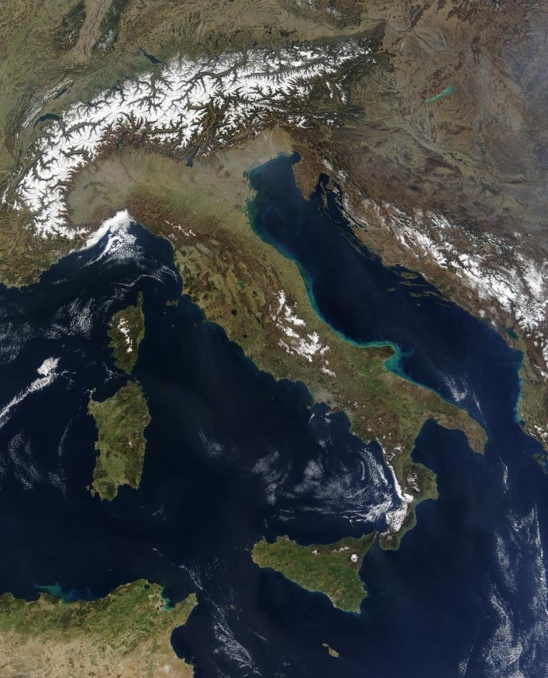 29. Спутниковый снимок Италии, март 2003