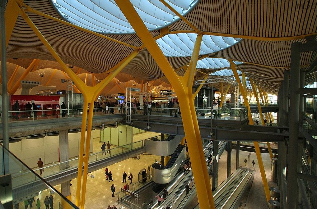 40. Новый четвёртый терминал аэропорта Барахас открылся 5 февраля 2006 года