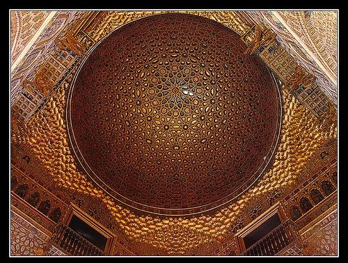 60. Купол на парусах, выполненных в конструкции сотового свода в виде пчелиных сот (гексагонов), исламская архитектура Испании