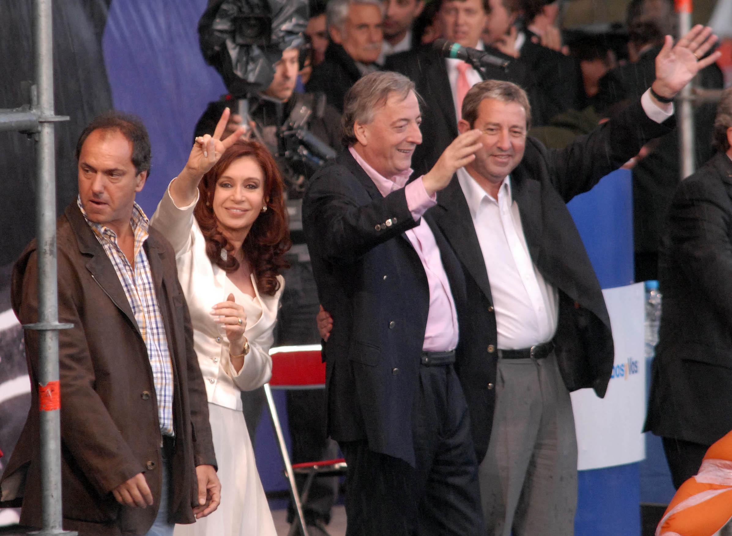 2. Даниэль Скиоли, Кристина Киршнер, Нестор Киршнер, Хулио Кобос во время предвыборной кампании 2007 года