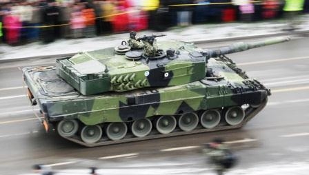 43. Leopard 2 A4 боевой танк из финской армии в День независимости парад