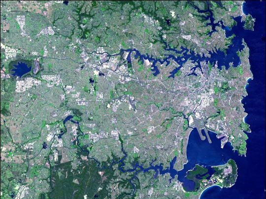 74. Фотография Сиднея, сделанная из космоса. В верхней правой части снимка виден протяженный и извилистый залив Порт-Джексон. В нижней части располагается залив Ботани-Бей