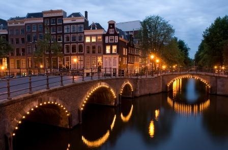 30. Каналы, мосты и дома Амстердама с типичной для центра города архитектурой