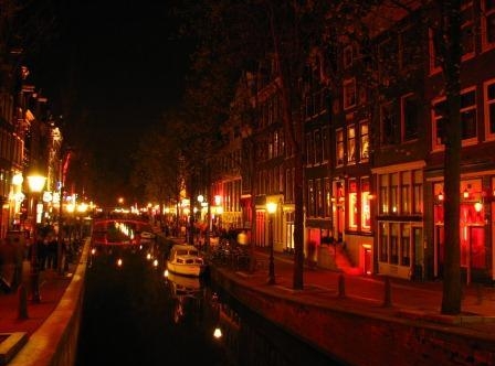 31. Де Валлен, самый большой район красных фонарей в Амстердаме, является основной достопримечательностью
