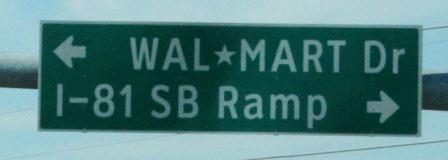 16. Улица знак Wal Mart Drive возле Гордон, штат Пенсильвания