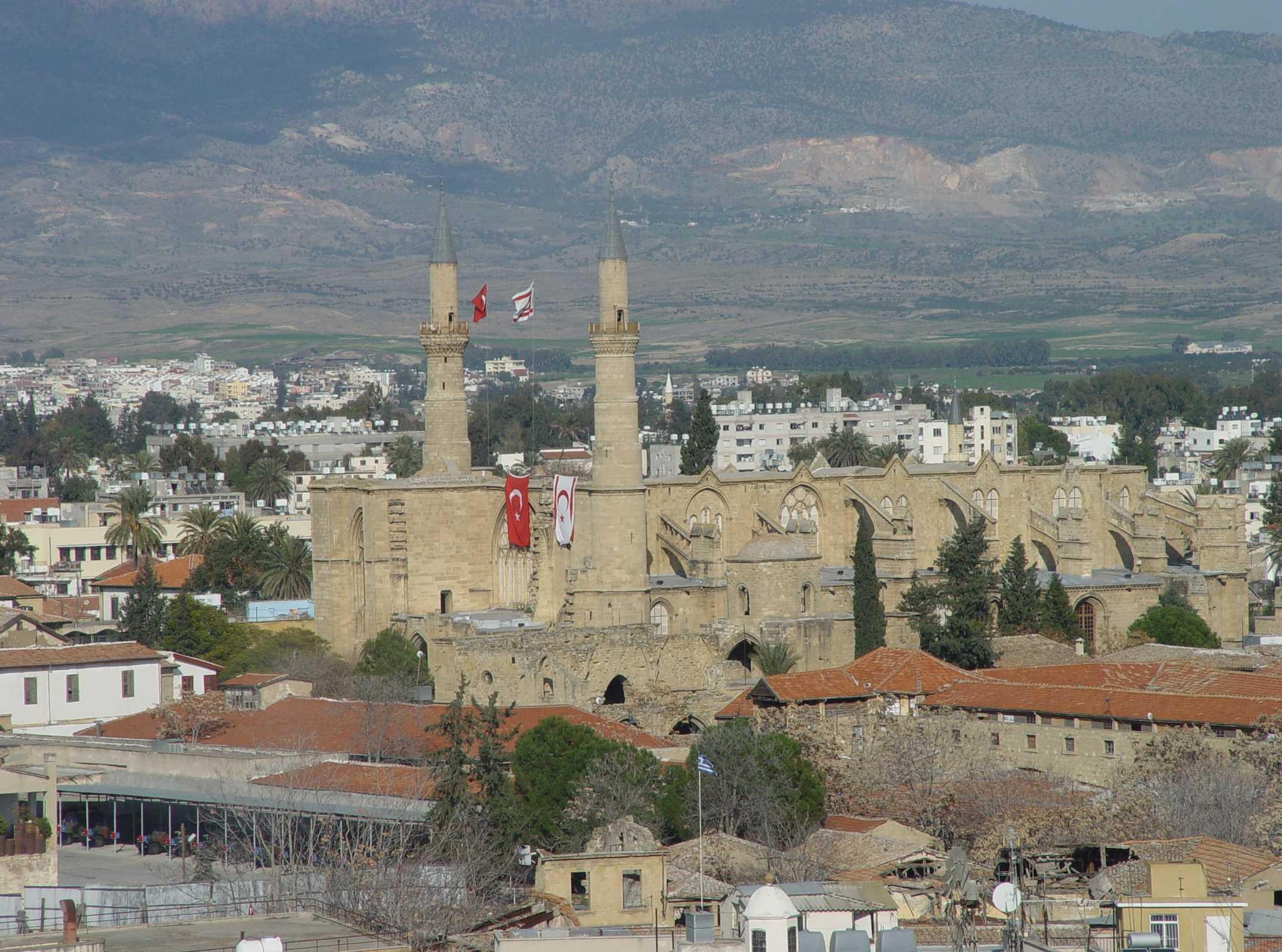  Бывший собор св. Софии, превращённый ныне в мечеть, в турецком секторе Никосии. На переднем плане видна разделительная линия