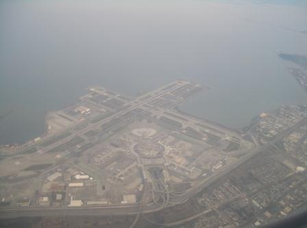 54. Значительная часть взлетно-посадочных полос аэропорта Сан-Франциско находится на суше, искусственно созданной путем засыпки части залива Сан-Франциско