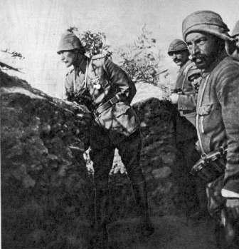 22. Мустафа Кемаль (Ататюрк) в окопах Галлиполи (1915)