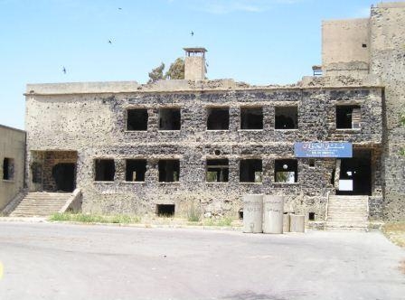 12. Разрушенное здание больницы в Кунейтре в буферной зоне ООН (Голанские высоты). 2006 год