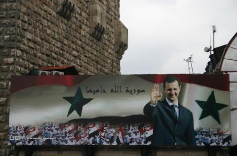 15. «Аллах хранит Сирию». Плакат с изображением президента в Дамаске