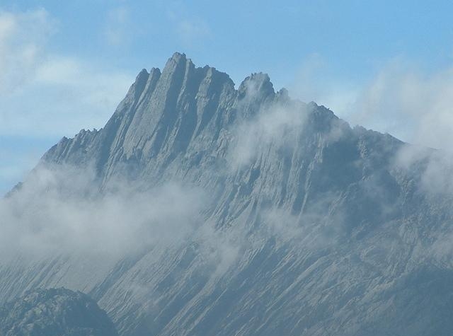 6. Гора Джая в Западной Новой Гвинее (Индонезия) — высочайшая точка Океании