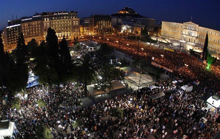 11. Массовый протест (100 тыс. человек) против политики экономии перед парламентом Греции в Афинах, 29 мая 2011 г