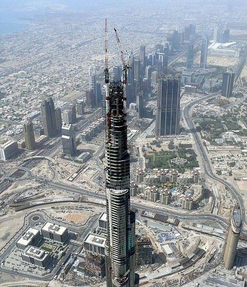 12. Самое высокое здание в мире Бурдж-Халифа в Объединённых Арабских Эмиратах Samsung