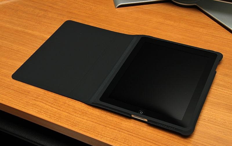 3. iPad в чёрном чехле