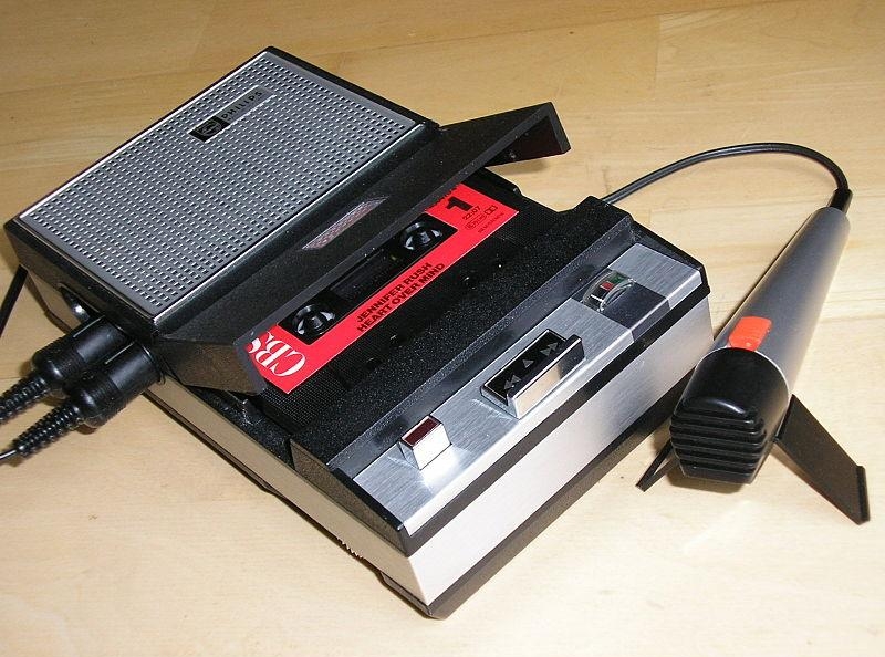 9. EL3302 — один из ранних кассетных магнитофонов (1968 г.)