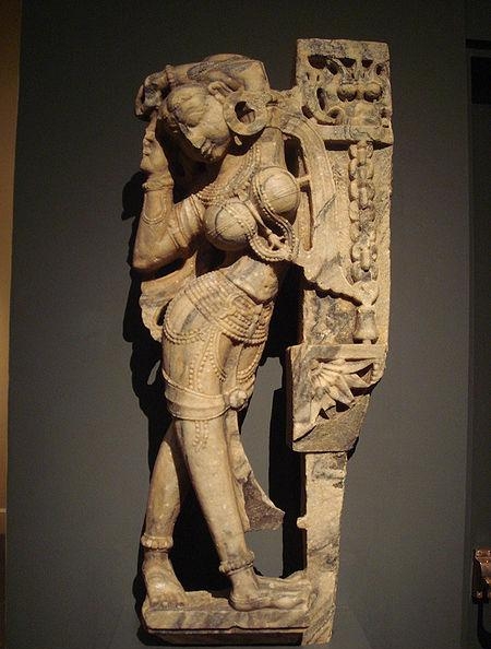52. Мраморная скульптура женщины, около 1450 года, Раджастхан