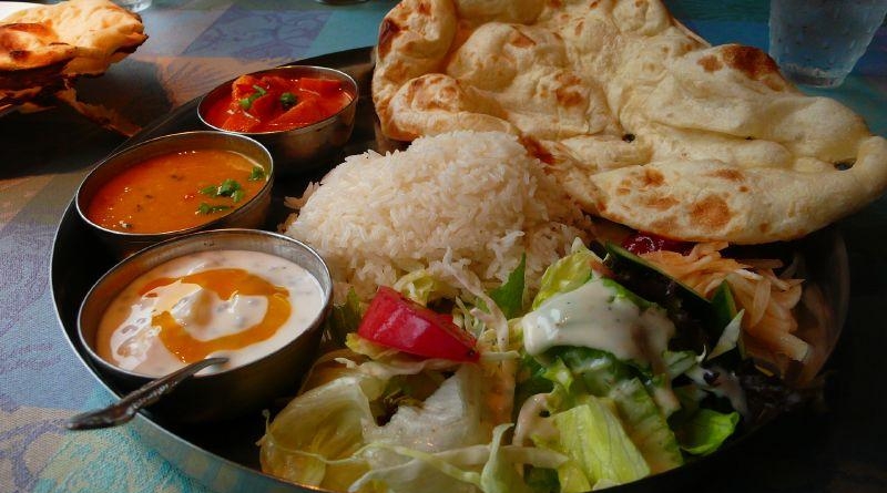 76. Индийский thali (лепёшка) с лепёшкой наан, далом, raita, shahi paneer, и салатом