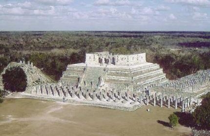 7.10 Руины храма воинов в Чичен-Ице на полуострове Юкатан